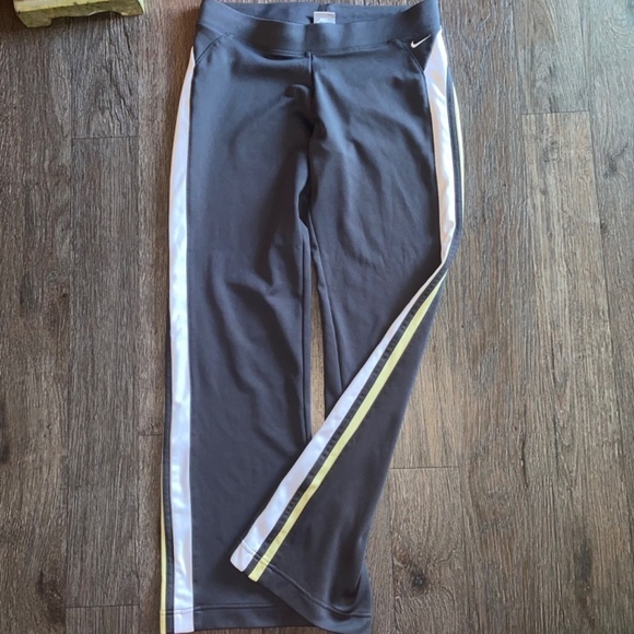 Nike ladies small joggers one small fabric flaw shown in photo - Picture 2 of 8
